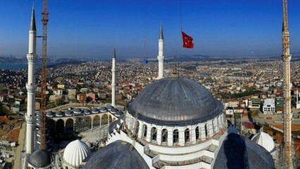 Byly položeny koberce mešity Çamlıca