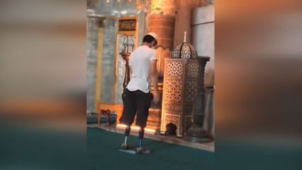 Mladý muž se modlí s protetickými nohama v mešitě Hagia Sophia!