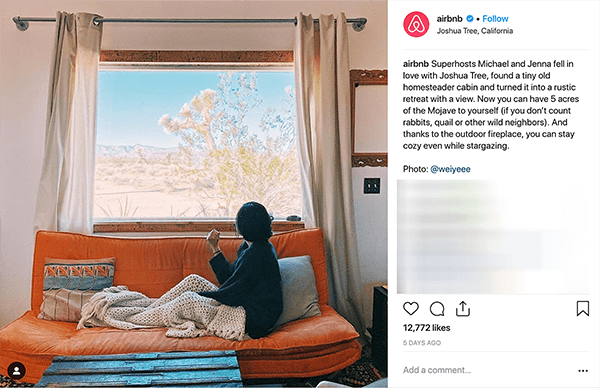 Toto je snímek obrazovky příspěvku Instagramu z Airbnb. Vypráví příběh páru, který prostřednictvím Airbnb hostí lidi u nich doma. Na fotografii někdo sedí na oranžovém gauči pod béžovou pletenou přikrývkou a dívá se z okna na pouštní krajinu. Melissa Cassera říká, že tyto příběhy jsou příkladem podnikání využívajícího překonání monster plotline ve svém marketingu na sociálních médiích.
