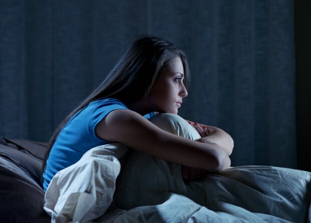 Nadměrná únava a stres během dne způsobují probuzení v noci a další den nespavost
