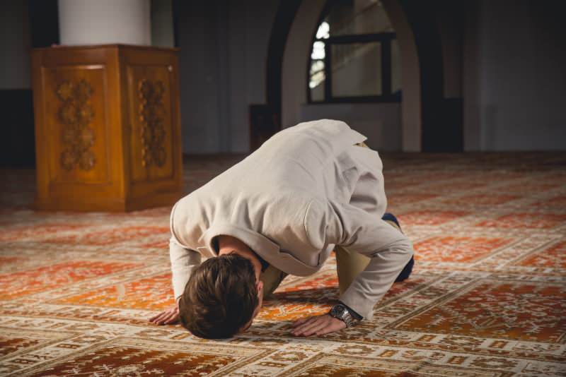 Co je kamat, jak jej mohu přivést k modlitbě? Kametská modlitba v arabské výslovnosti
