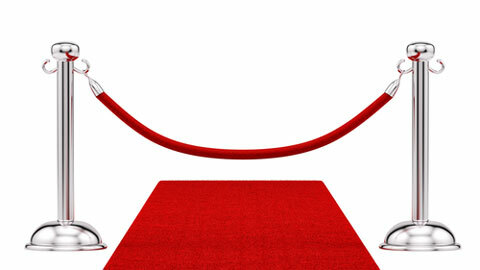 shutterstock 103168676 obrázek červeného koberce a sametového lana