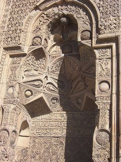 Velká mešita Divrigi - Západní brána - stínová silueta