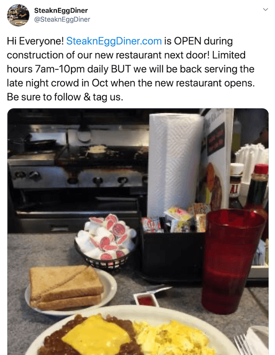 screenshot twitter postu od @steakneggdiner tweetování omezených hodin během výstavby jejich nové restaurace