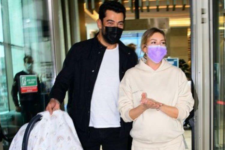 Snímky Kenana Imirzalıoğlua a jeho manželky Sinem Kobal opouštějící nemocnici
