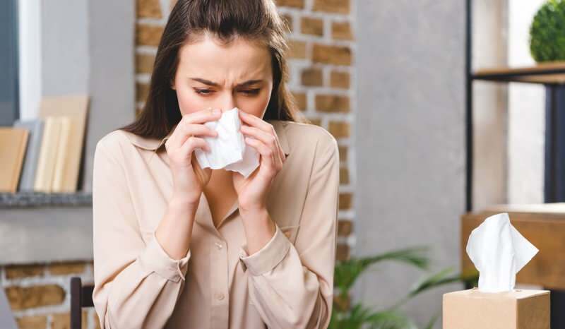 Rýma se také vyskytuje u alergické oční horečky. 