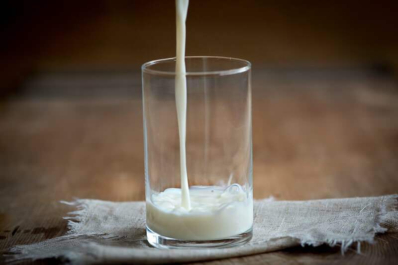 Jak zabránit rozstřikování při nalévání mléka