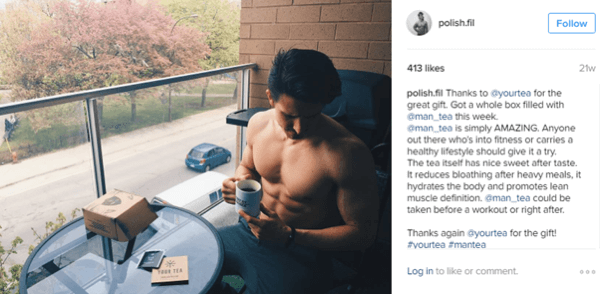 Micro-influencer Filip Tomaszewski pózuje s Man Tea a sdílí výhody se svými stoupenci Instagramu.
