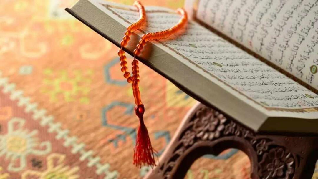 Mohou se menstruující a poporodní ženy dotýkat Koránu?