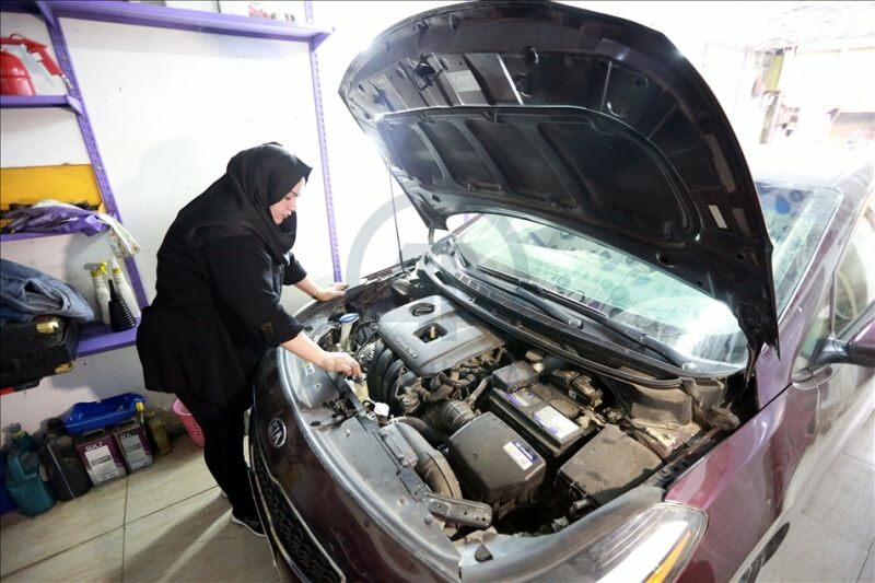 Dvě absolventky univerzity Um Rıza se stala první bagdadskou ženskou automechaničkou