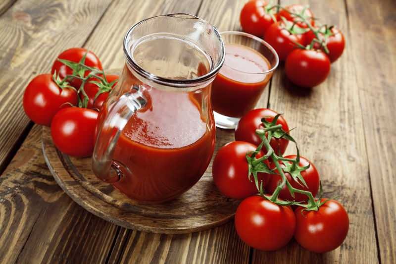 Potraviny, jako je celer a mrkev, zvyšují výhody rajčatové šťávy.