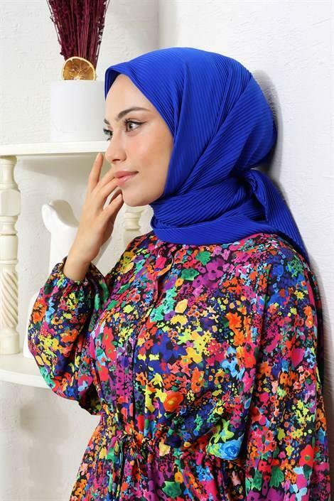 Modely plisovaných šál v zářivých barvách 