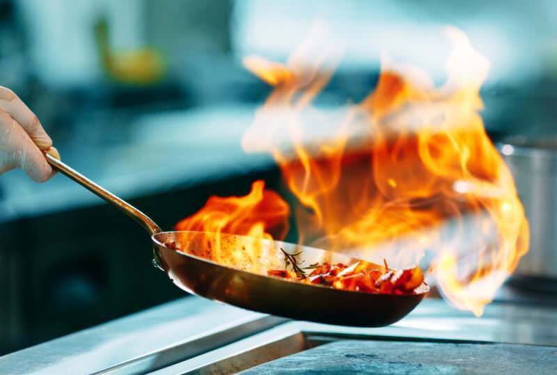Jak odstranit olej a spálit skvrny na nádobí? Nejjednodušší odstraňování oleje a popálenin
