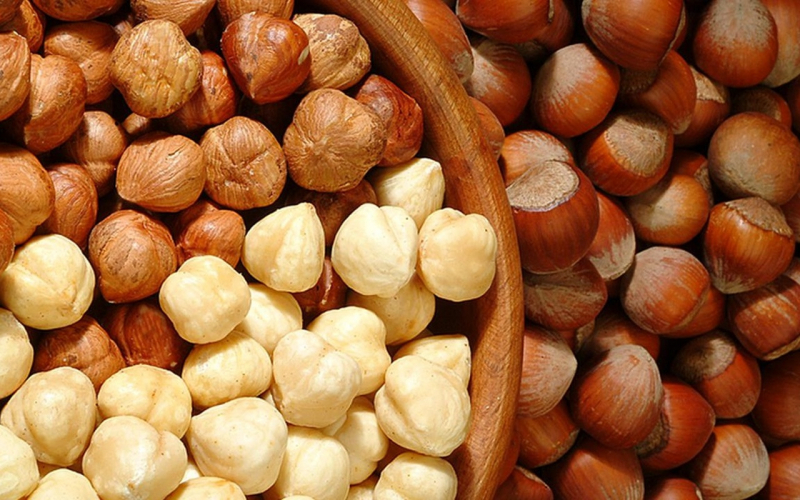 lískové ořechy obsahují vysokou hladinu vitamínu E.