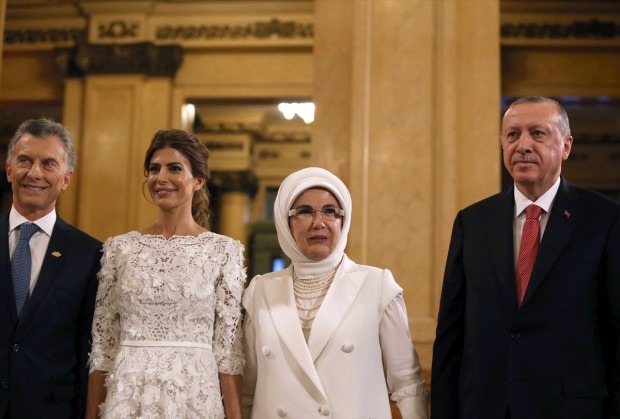 První dáma Erdoğan přivítala na argentinském summitu G20