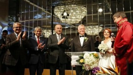 Ministr zahraničí Çavuşoğlu se zúčastnil svatebního obřadu v Antalyi