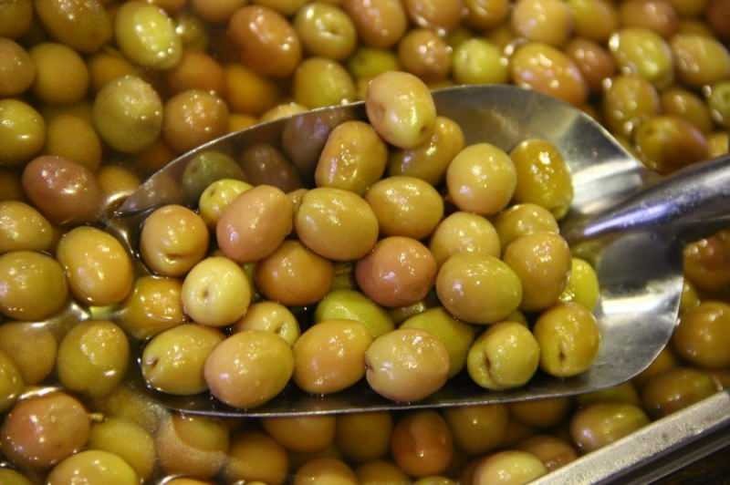 Namísto solených zelených oliv je třeba konzumovat méně slané zelené olivy