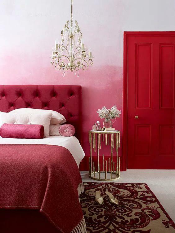 Červená a růžová dekorace do ložnice