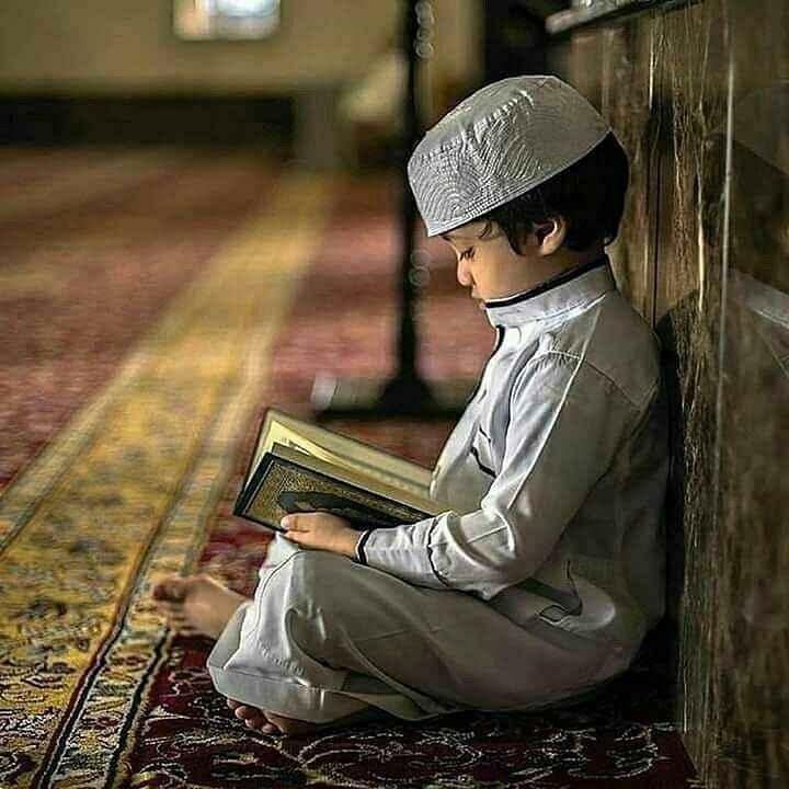 chlapec čte Korán