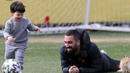 Překvapte hosta na školení Galatasaray! Arda Turan se svým synem Hamzou Arda Turan ...