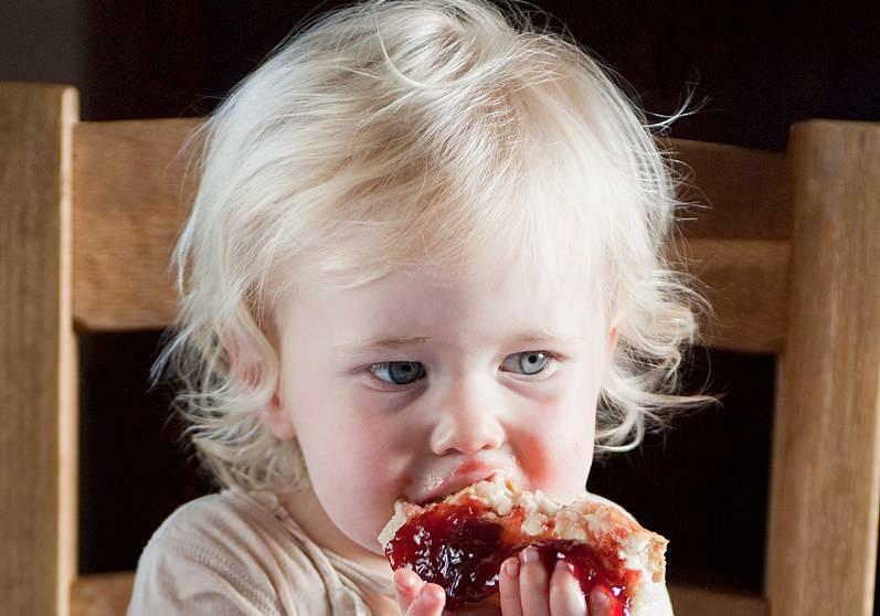 dítě jíst džem