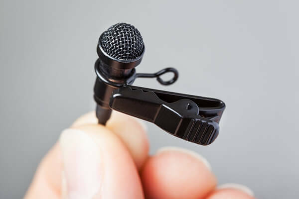 Přichyťte si k oblečení mikrofon lavalier, abyste mohli pracovat bez použití rukou.