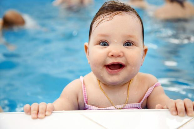 Mohou děti plavat v bazénu nebo v moři?