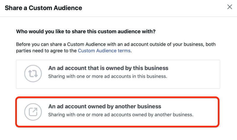 Správce reklam na Facebooku sdílí vlastní nabídku publika se zvýrazněnou možností „reklamní účet vlastněný jinou firmou“